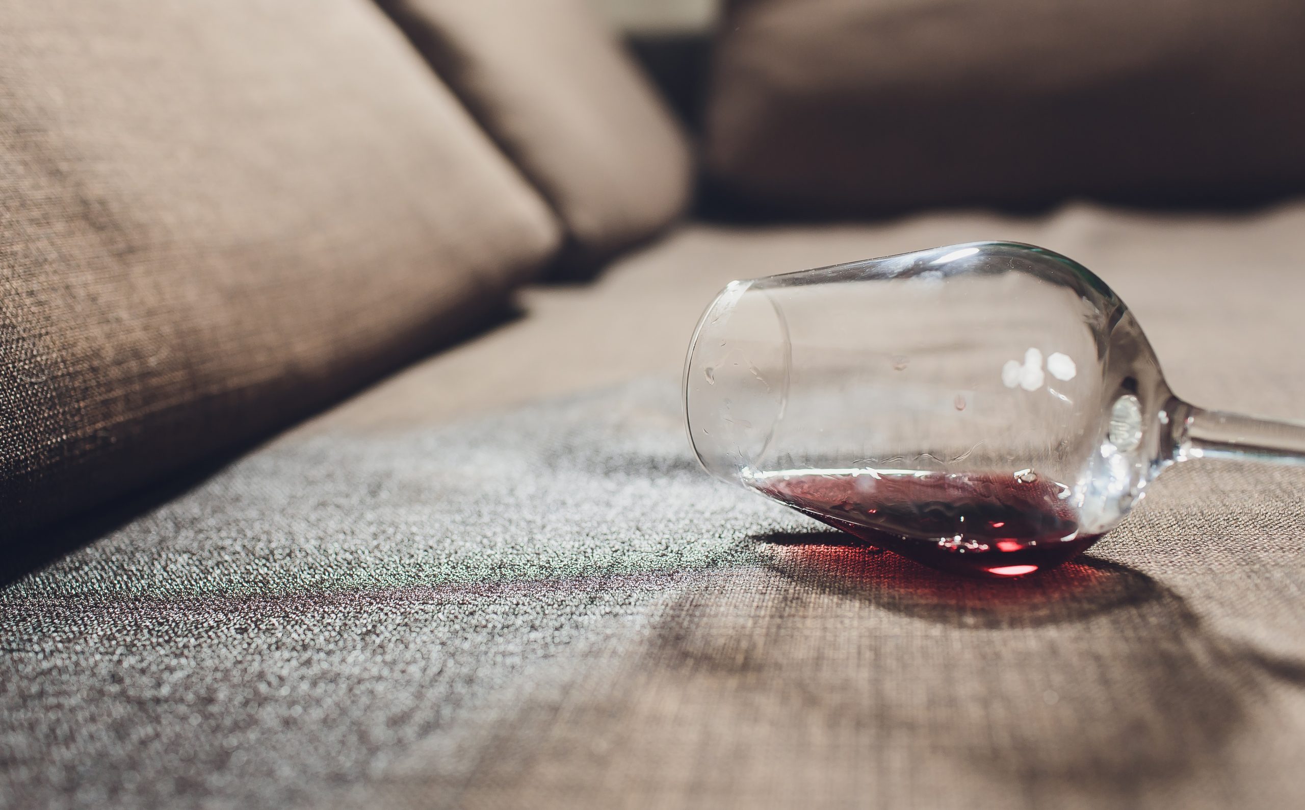 Como tirar manchas de vinho, café e gordura do sofá